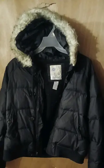 Parka negra con capucha de peluche - miniatura 1