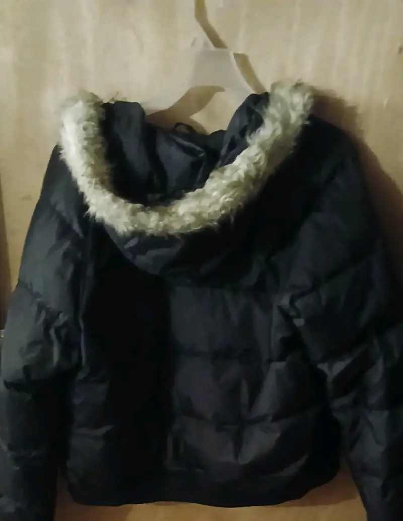 Parka negra con capucha de peluche - 2
