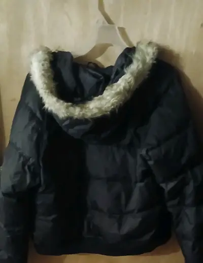 Parka negra con capucha de peluche - miniatura 2