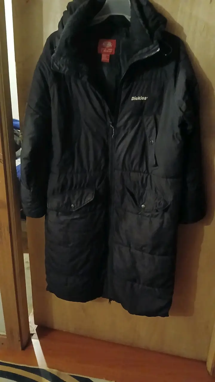 Parka negra con capucha de peluche - 4