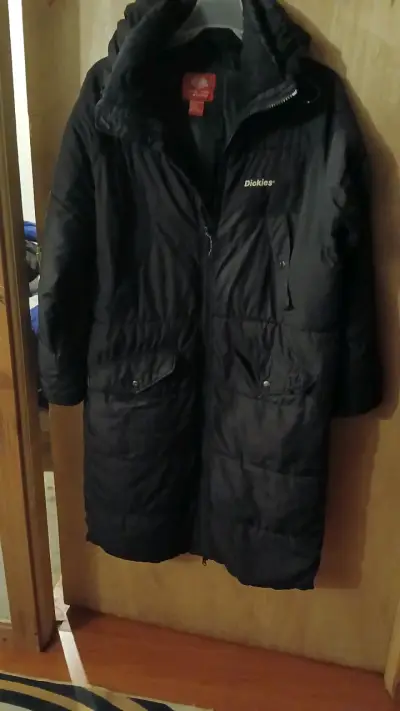 Parka negra con capucha de peluche - miniatura 4