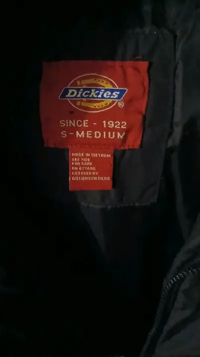 Parka negra con capucha de peluche - miniatura 5