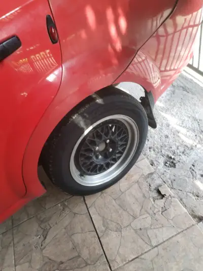 Llanta deportiva de auto - miniatura 1