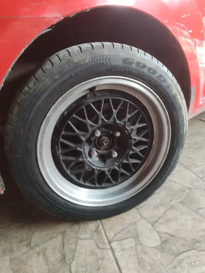 Llanta deportiva de auto - miniatura 4