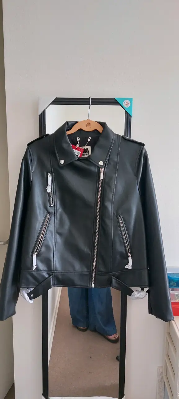 Chaqueta de cuero negra nueva - 1