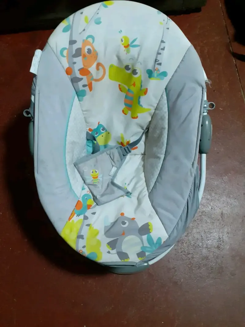 Silla mecedora para bebé, bañera de bebe y juguete - 1