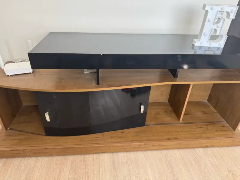 Mueble para televisor negro y madera - 1