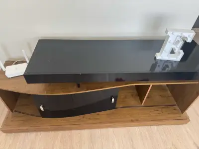 Mueble para televisor negro y madera - miniatura 2