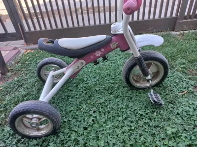 Triciclo infantil blanco y rosa - miniatura 2