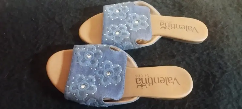 Sandalias planas de jean con flores - 1