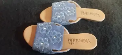 Sandalias planas de jean con flores - miniatura 1