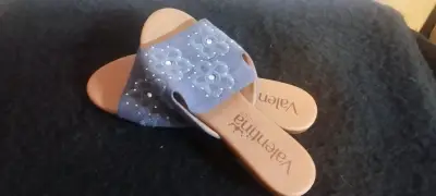 Sandalias planas de jean con flores - miniatura 2