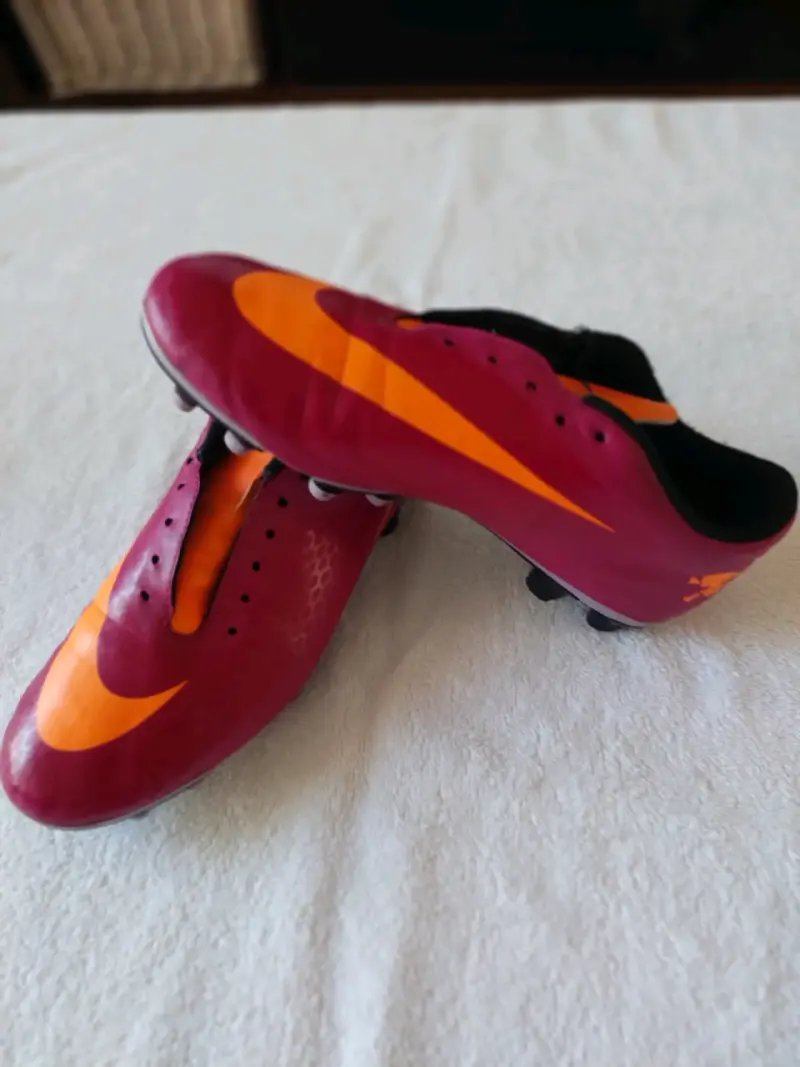 Botines de fútbol damas rojos y naranjas - 1