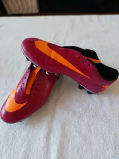 Botines de fútbol damas rojos y naranjas - miniatura 1