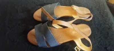 Sandalias planas beige y azul - miniatura 1