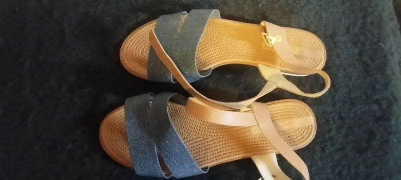 Sandalias planas beige y azul - 2
