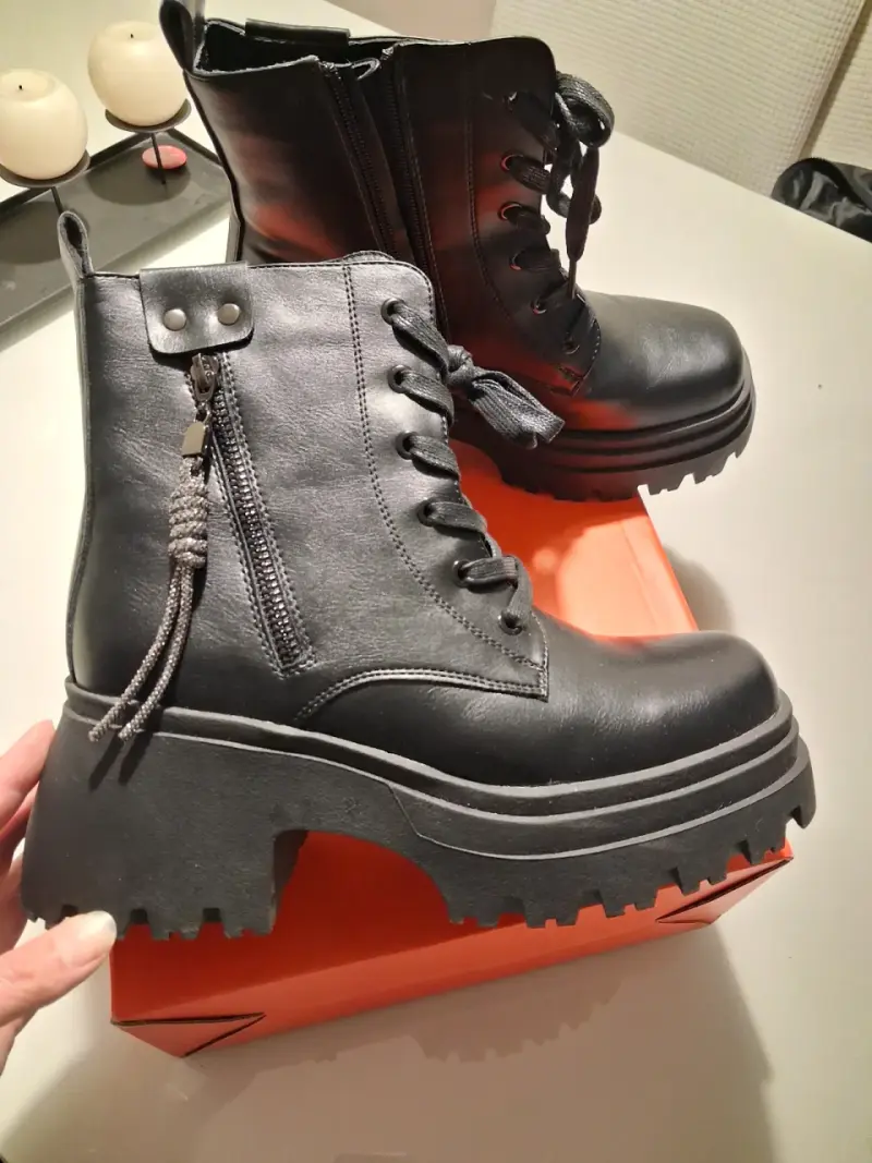 Botas negras con plataforma - 1