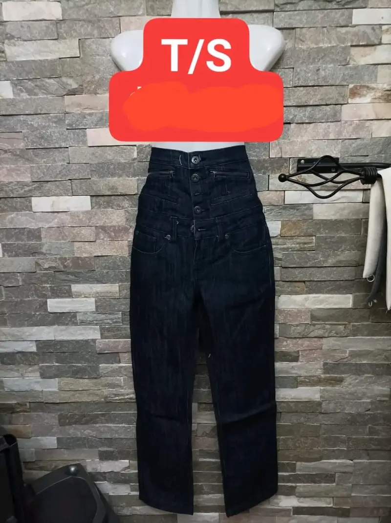 Jeans oscuros de tiro alto