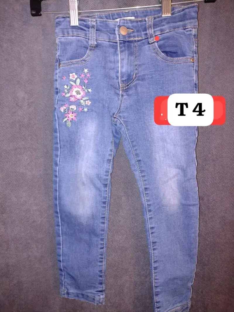 Jeans infantiles bordados
