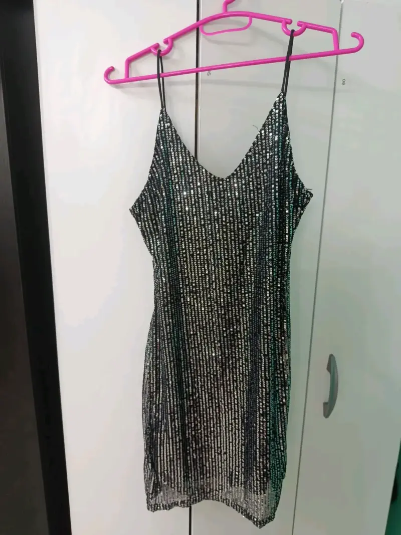 Vestido corto con lentejuelas