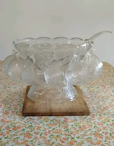 Ponchera de vidrio con tazas y cucharón. - miniatura 1