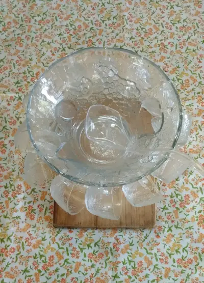 Ponchera de vidrio con tazas y cucharón. - miniatura 2
