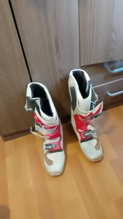 Botas de motocross blancas y rojas - miniatura 1