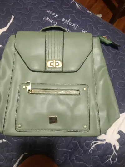 Mochila verde con bolsillo frontal - miniatura 1