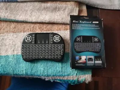 Mini teclado inalámbrico retroiluminado - miniatura 1