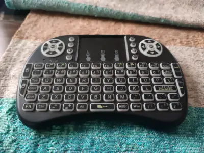 Mini teclado inalámbrico retroiluminado - miniatura 2