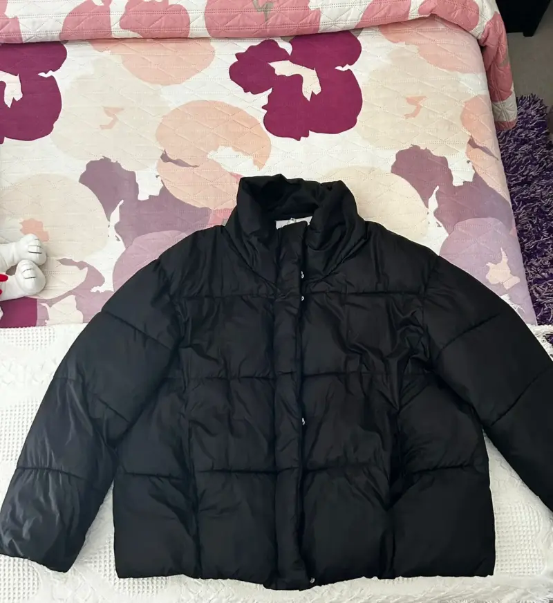 Chaqueta negra acolchada