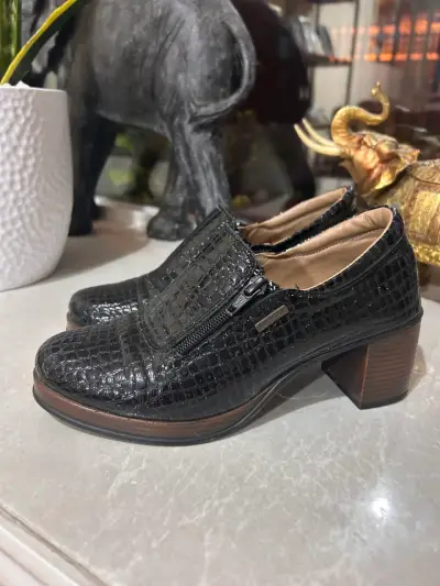 Zapatos de cuero con cierre negros - miniatura 1