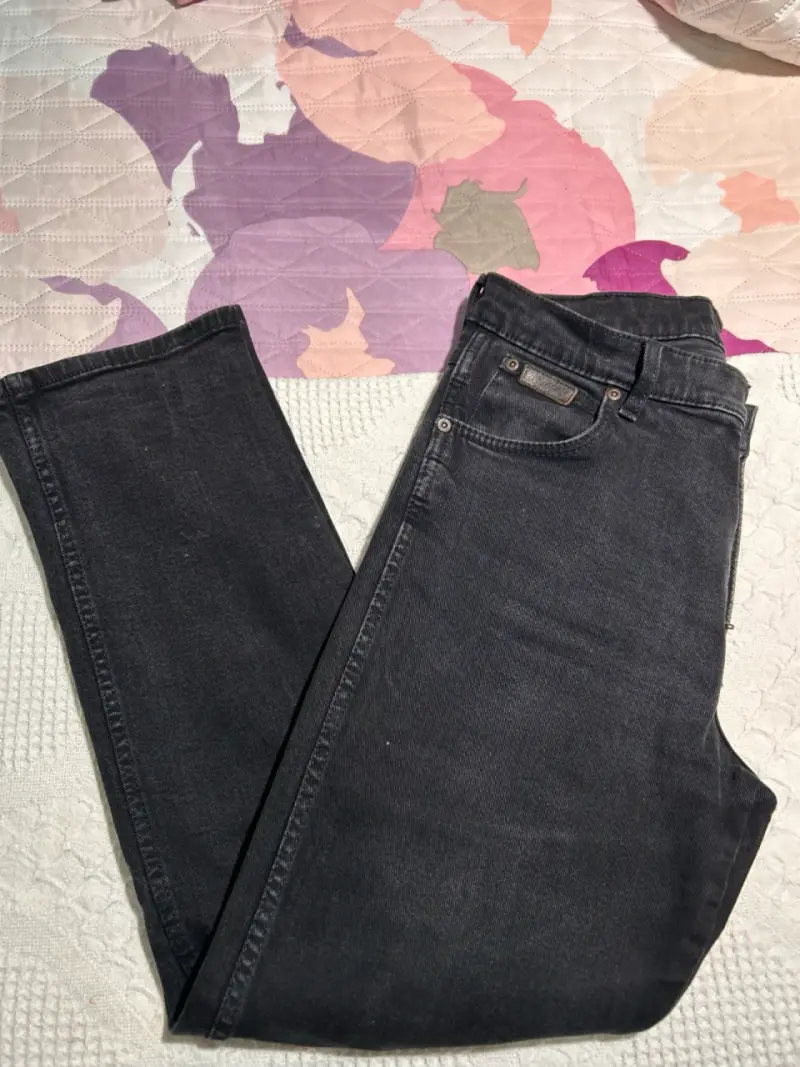 Jeans negros Wrangler - 1