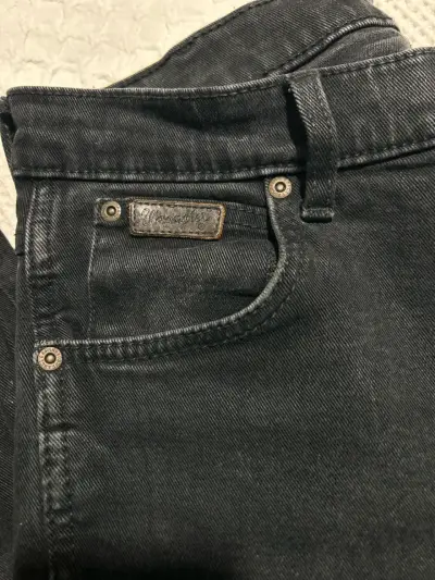 Jeans negros Wrangler - miniatura 2