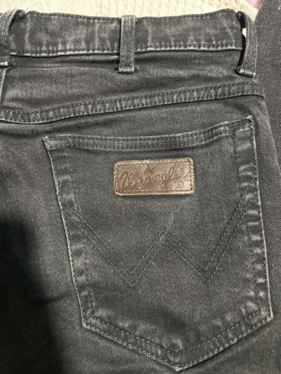Jeans negros Wrangler - miniatura 3