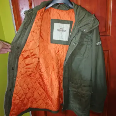 Parka Hollister S verde. Precio conversable. - miniatura 1