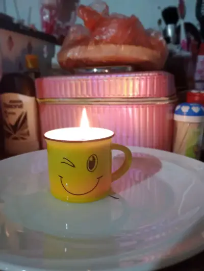 Vela en taza sonriente/aromáticas y relajantes - miniatura 1