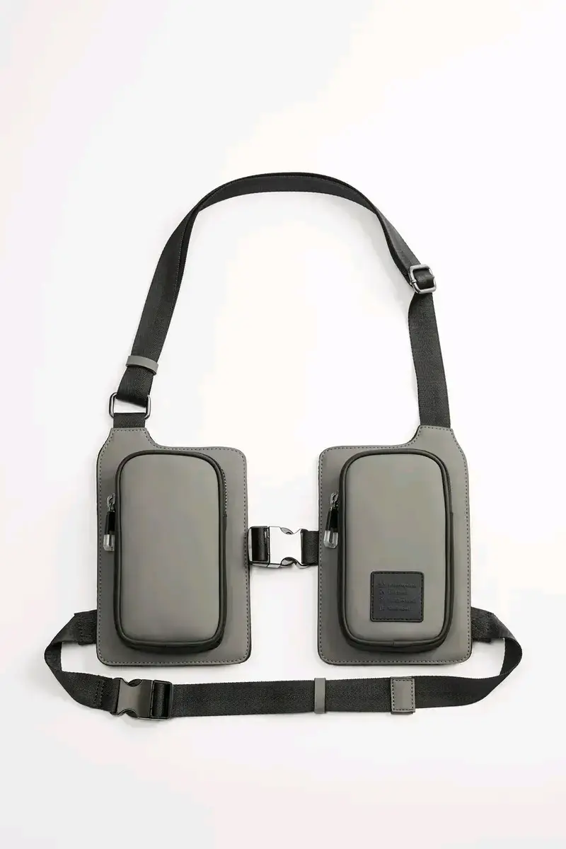 Accesorio De Pecho Traveler Engomado gris