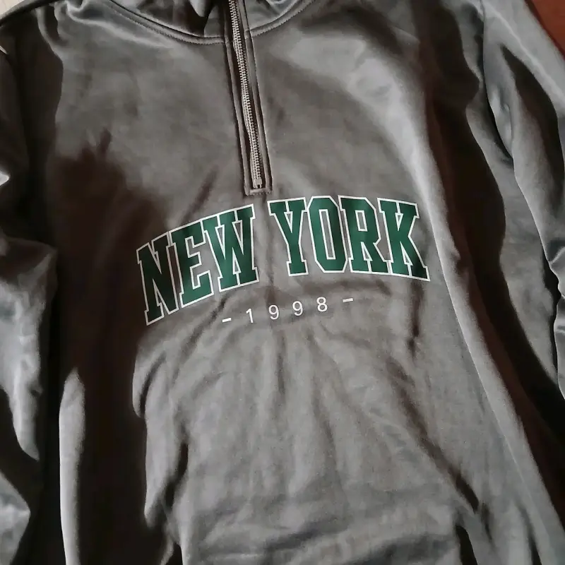Buzo gris con estampado New York - 4