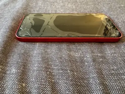 iPhone 12 rojo en buen estado - miniatura 3