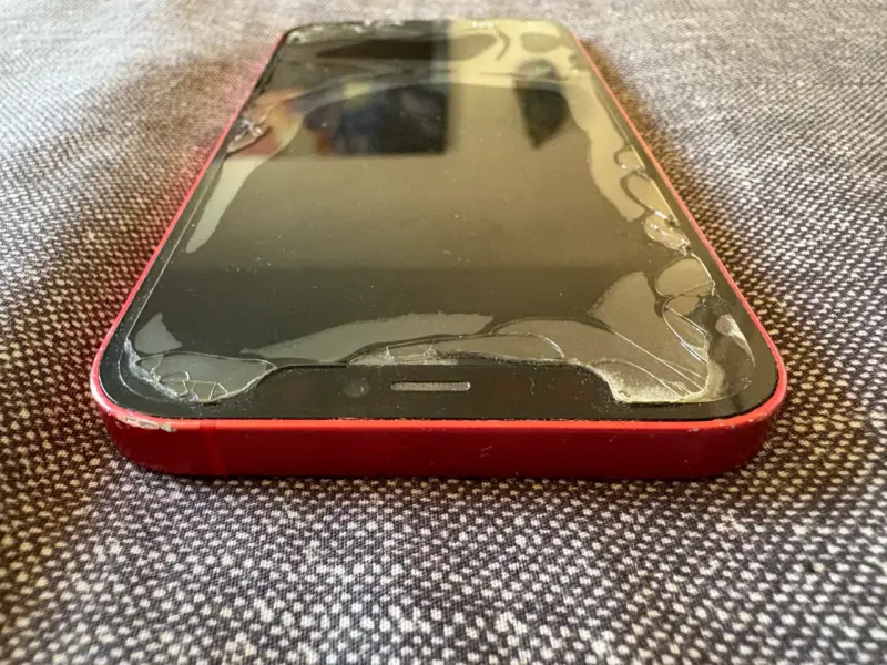 iPhone 12 rojo en buen estado - 4