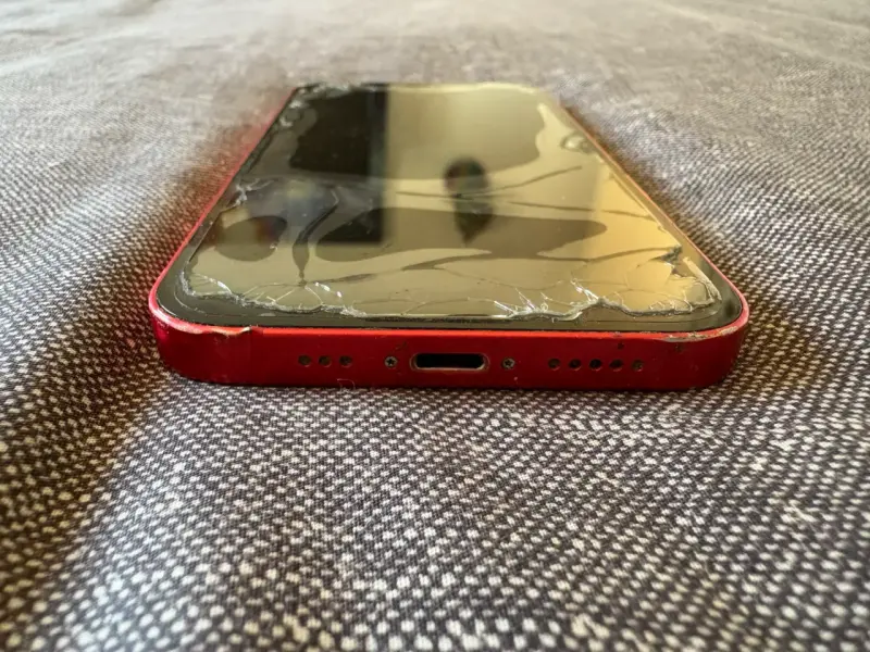 iPhone 12 rojo en buen estado - 6