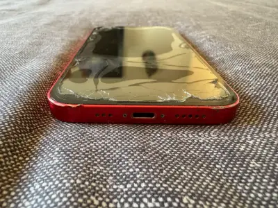 iPhone 12 rojo en buen estado - miniatura 6