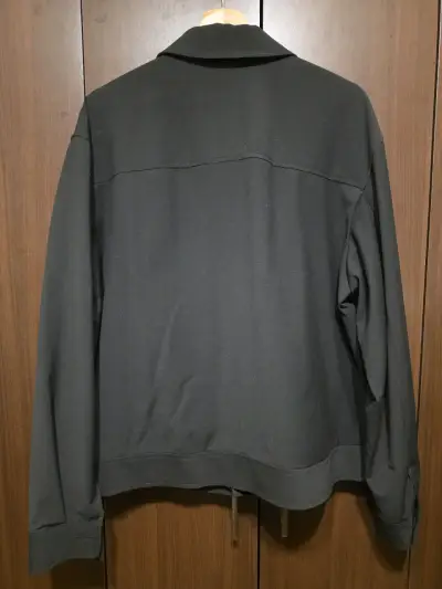 Sobre camisa negra con bolsillos - miniatura 3