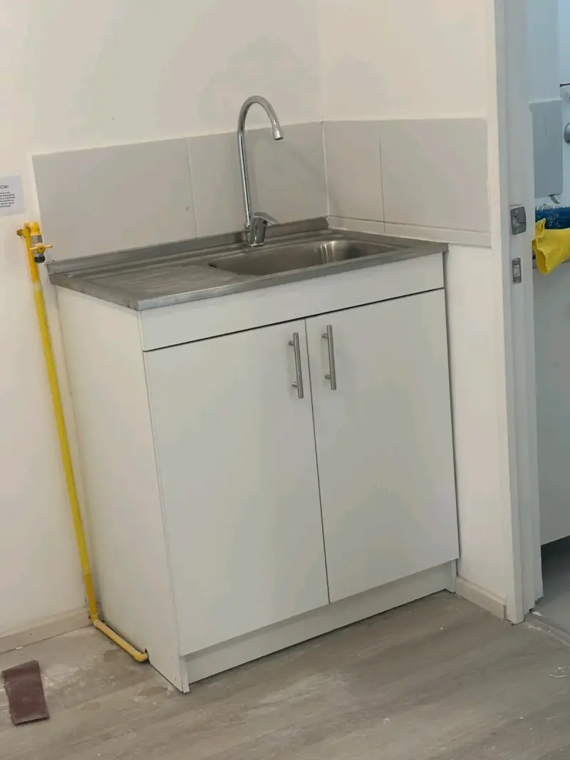 Lavaplatos con mueble blanco - 3