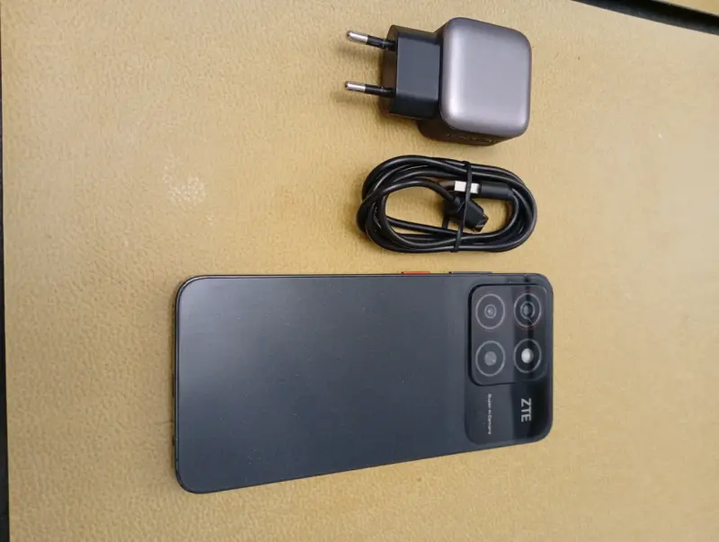 Teléfono móvil con accesorios - 2