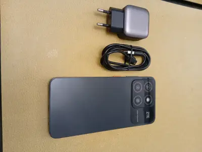 Teléfono móvil con accesorios - miniatura 2
