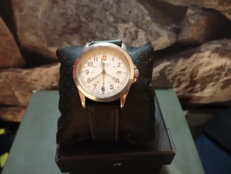 Reloj pulsera clásico blanco marca Victorinox - 1