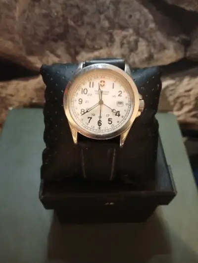 Reloj pulsera clásico blanco marca Victorinox - miniatura 2