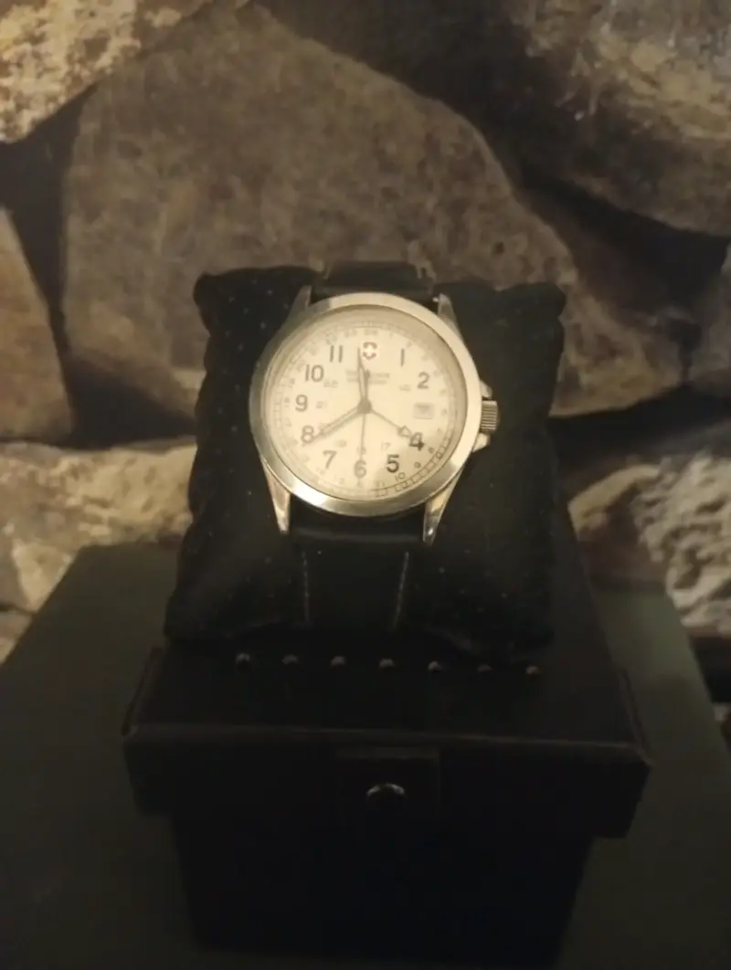 Reloj pulsera clásico blanco marca Victorinox - 3